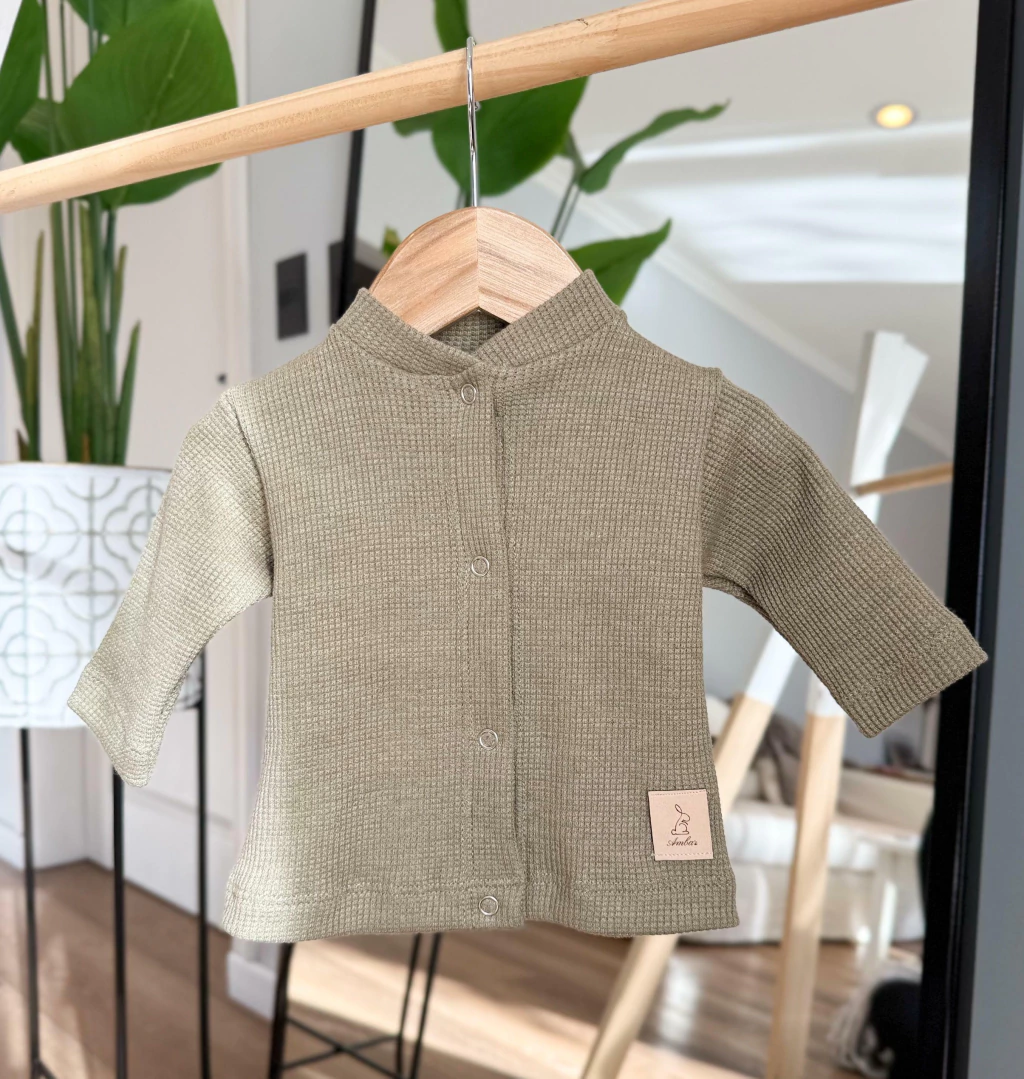CAMPERA WAFFLE CON BOTONES VERDE (SE VENDE EN CONJUNTO CON EL PANTALON)